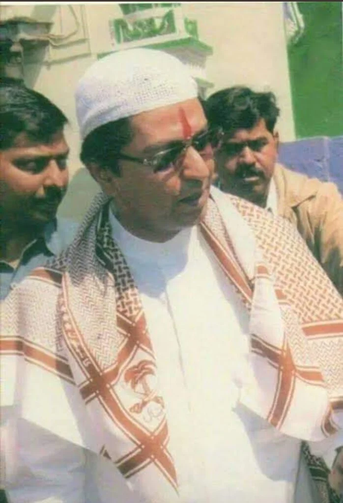 राज ठाकरे के हिंदूवाद को लोगों ने बताया ढोंग, वायरल हुई ये पुरानी तस्वीर